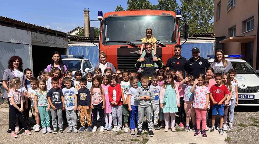 Bambijevci u poseti policajcima i vatrogascima