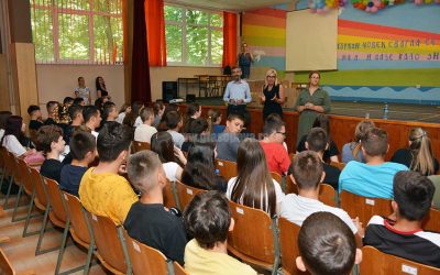 Lokalna samouprava uručila poklone za maturante naše opštine
