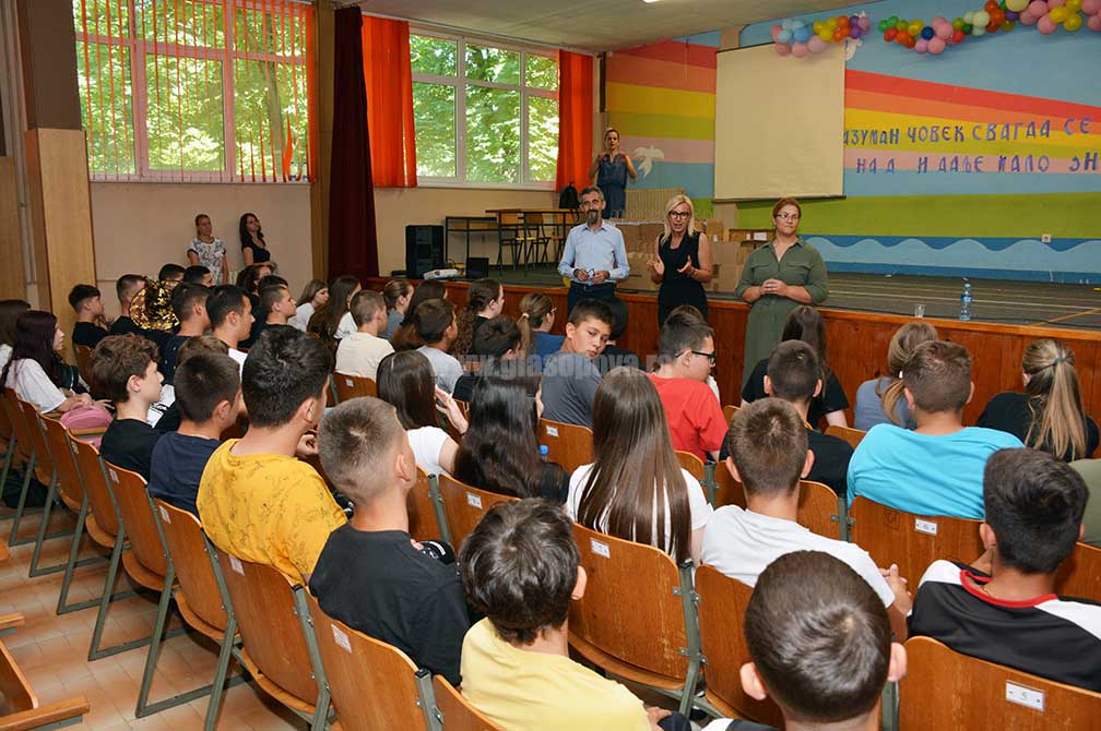 Lokalna samouprava uručila poklone za maturante naše opštine