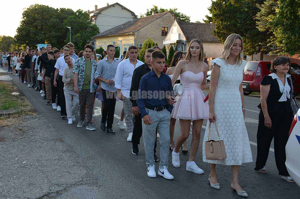 Matursko veče: Maturanti naše opštine proslavili završetak osnovne škole