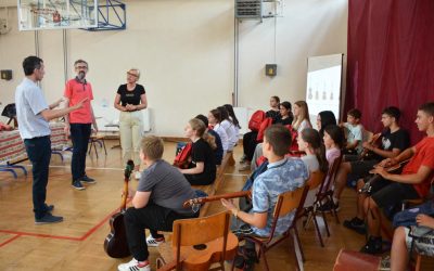 Uručeni pokloni za školski tamburaški orkestar iz Sakula