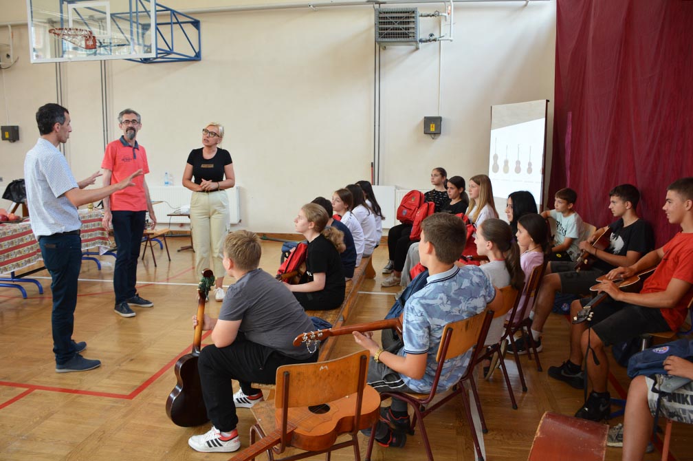 Uručeni pokloni za školski tamburaški orkestar iz Sakula