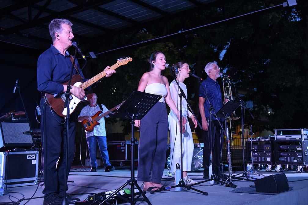 Koncert: Muzičko putovanje kroz svetske i ex YU hitove