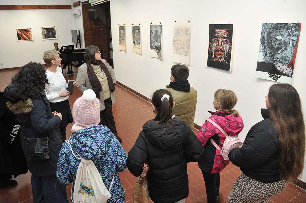 U Galeriji „Jovan Popović“ otvorena retrospektivna izložba grafika „Kadriranje čoveka“ Daniele Fulgosi