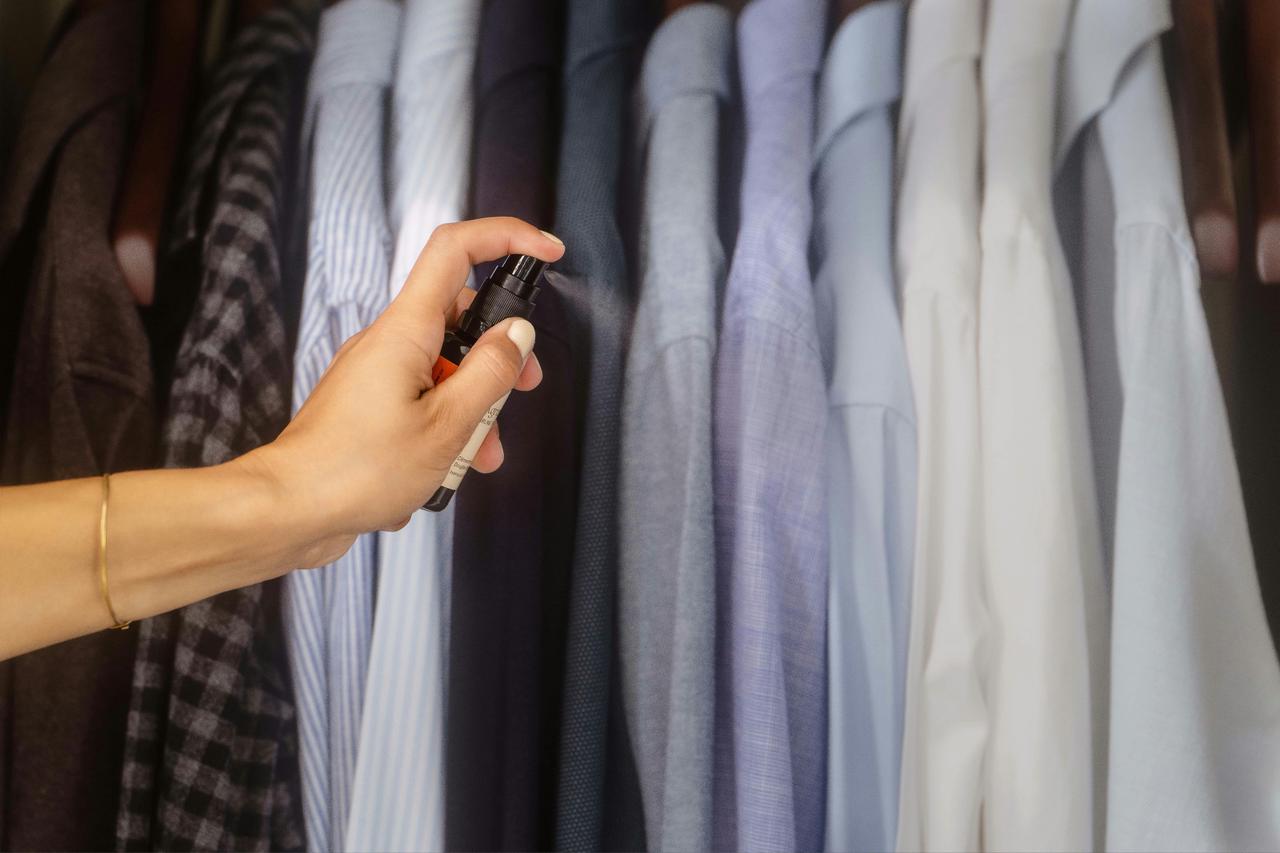 Uređen ormar sa obešenim košuljama