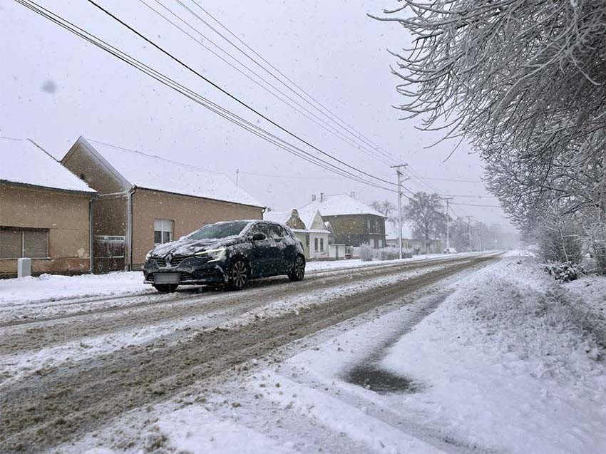 Sneg pada cele noći i jutra – saobraćaj se odvija uz oprez